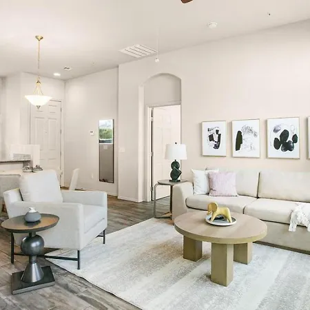 Landing At 2001 East - 2 Bedrooms In Downtown